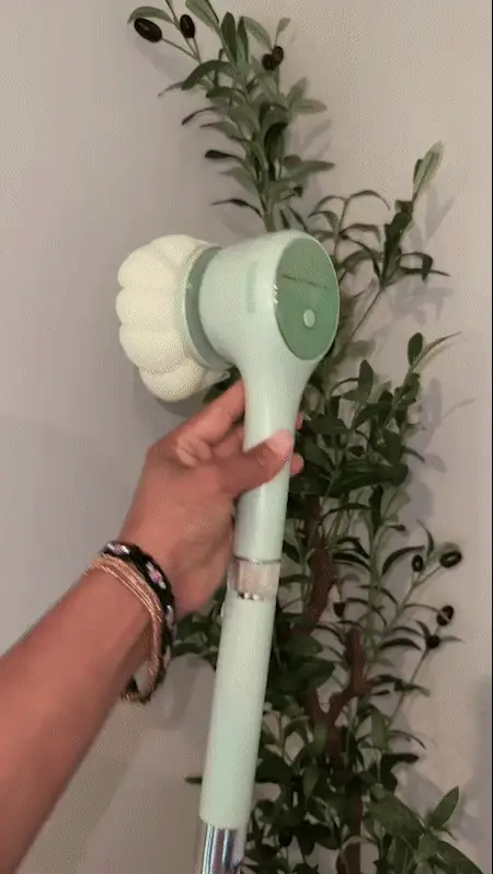Electric body scrubber in action
