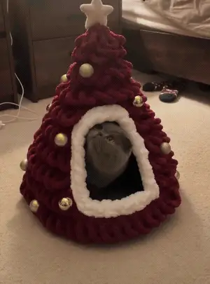 Christmas tree-shaped plush cat house and cozy pet bed
